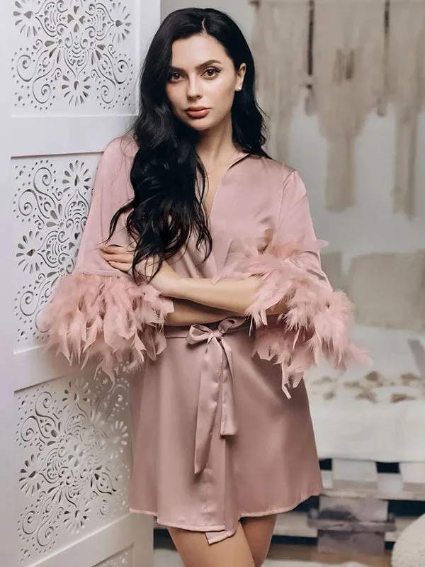 Women's robes for a comfortable, stylish look-Robe de Chambre Élégante à Plumes Rose Champagne "Flocon de Satin"