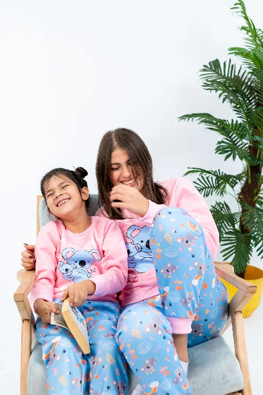 Matching mother and kid same suit for chic and cozy moments-بيجامه شتوي اطفال بناتي ميتون، بينك - بطبعة 'الكوالا' Matching mother and kid same suit for chic and cozy moments-بيجامه شتوي اطفال بناتي ميتون، بينك - بطبعة 'الكوالا'