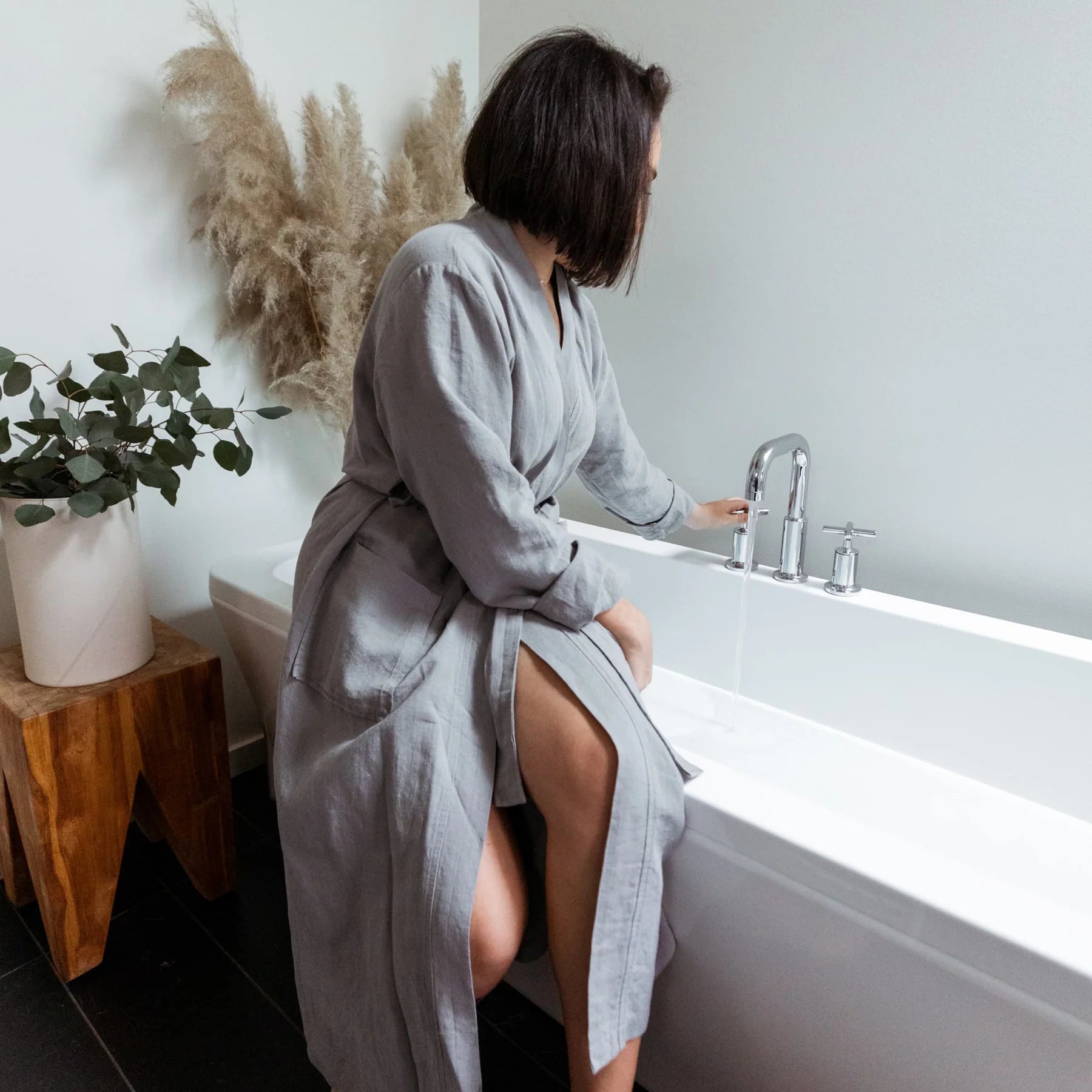 Comfortable women's robes with pockets and tie-Pokoloko Odyssey Linen Robe