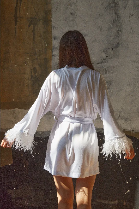Elegant women's robes with luxurious fabric-Silk white feather wedding day robe for stylish bride and bridesmaids