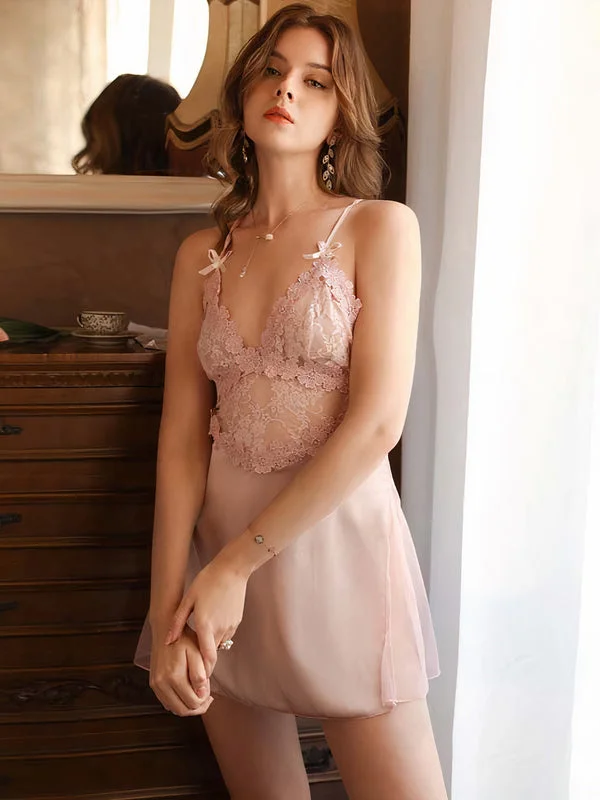 Cozy women's sexy nightwear with lace accents-Nuisette à Fines Brides Fendue en Satin avec Dentelles "Rose"